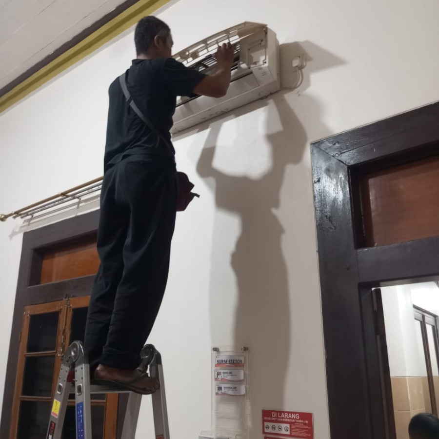 Paketan Pasang dan perbaikan AC 1,5 PK Ruang Aula Bawah - utama