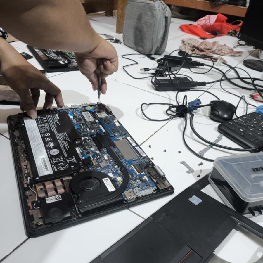 Perawatan Komputer : Perbaikan Mainboard Laptop tidak bisa hidup tanpa batr - utama