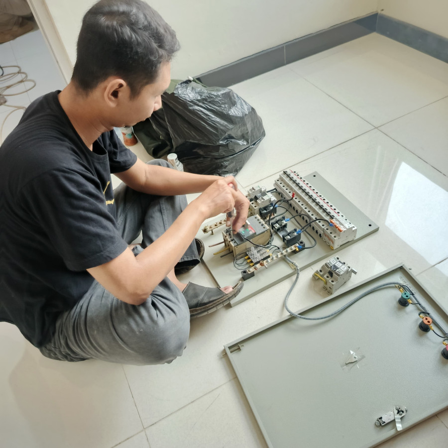 Pemeliharaan Jaringan Listrik (Pemasangan Jaringan Listrik Ke Panel UPS) - samping