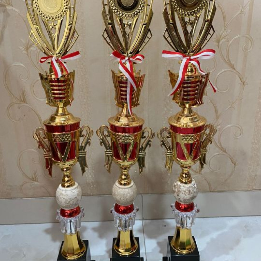 Piala Juara Set - depan