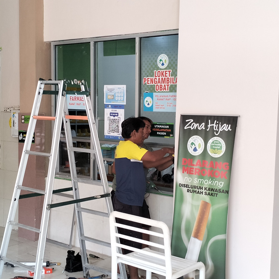 Bongkar pasang kembali partisi kaca rangka aluminium loket per m2