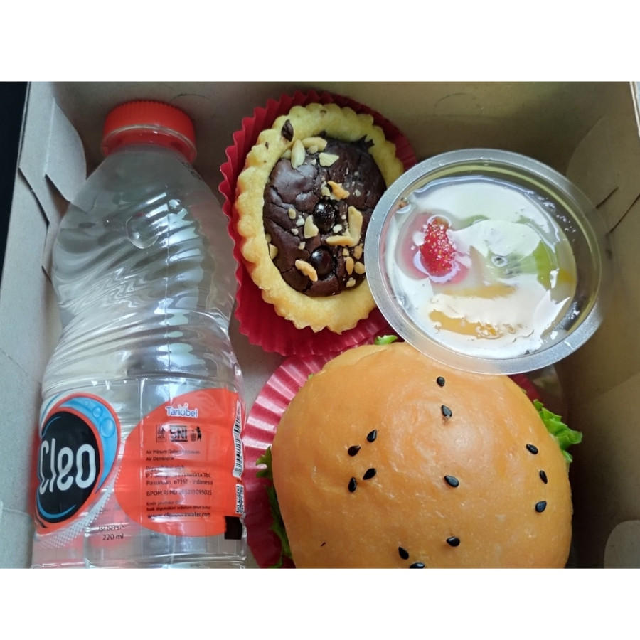 Snack Kotak Tiga Macam dan Air Mineral Botol 350 ml - depan
