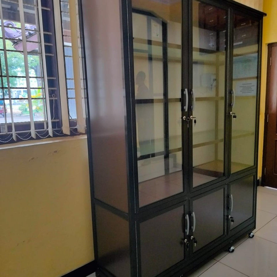 LEMARI ETALASE BAHAN ALUMUNIUM DAN KACA
