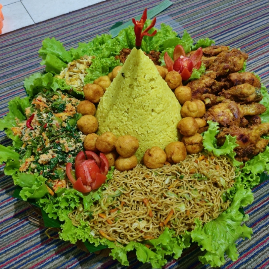 Nasi tumpeng dan Ingkung ayam - utama