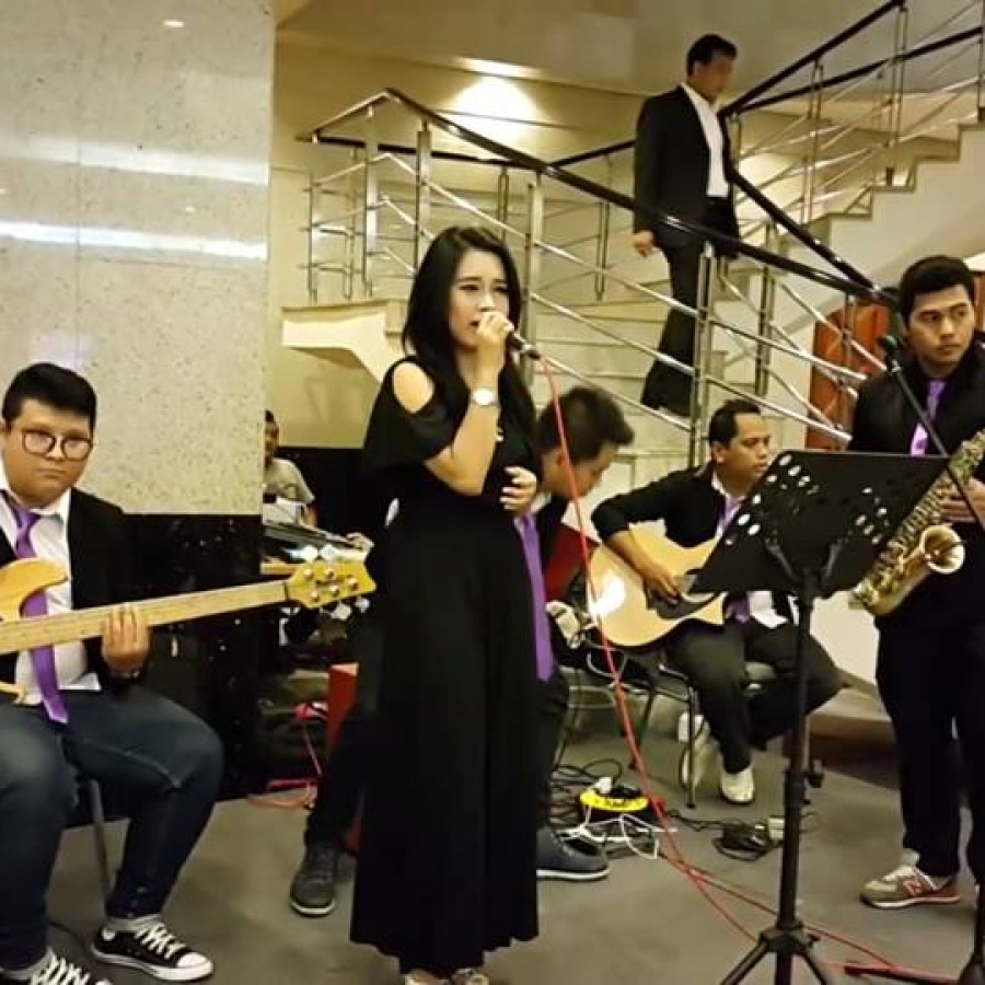 Band Musik dan penyanyi - depan