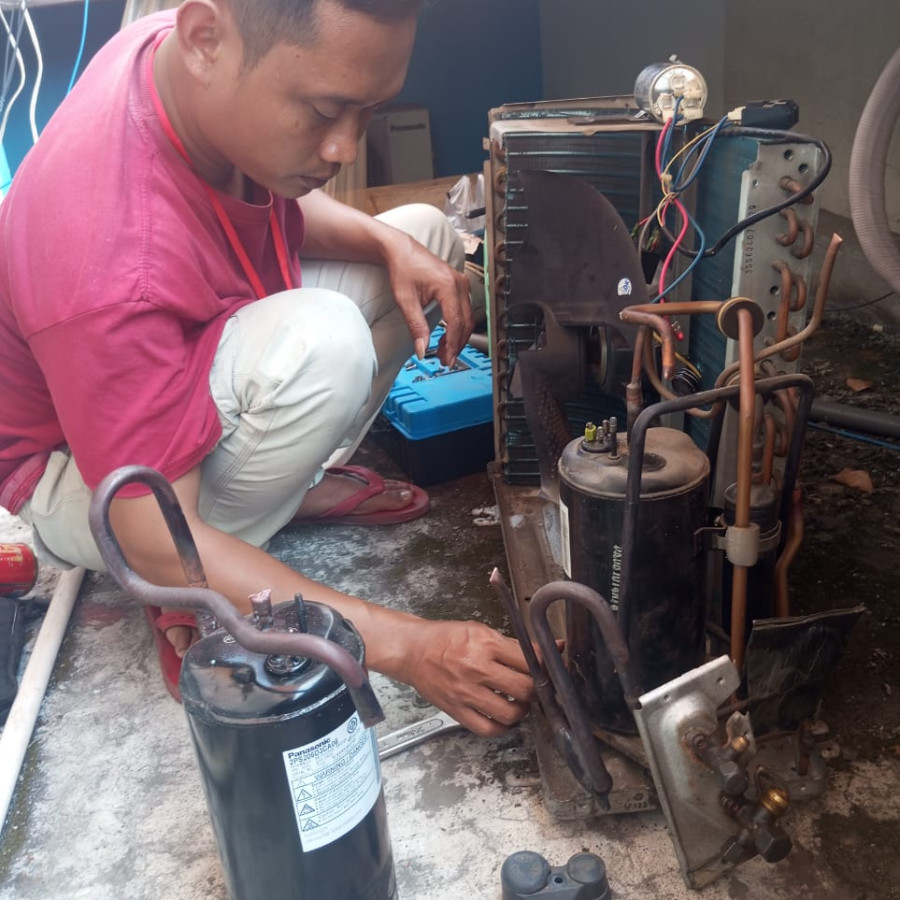 Paketan Pasang dan perbaikan AC 1,5 PK Ruang Aula Bawah - depan