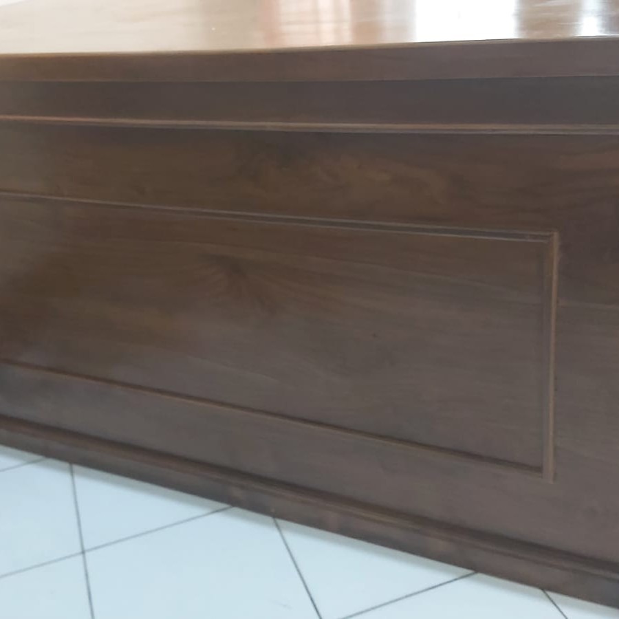 Meja kerja pimpinan - depan