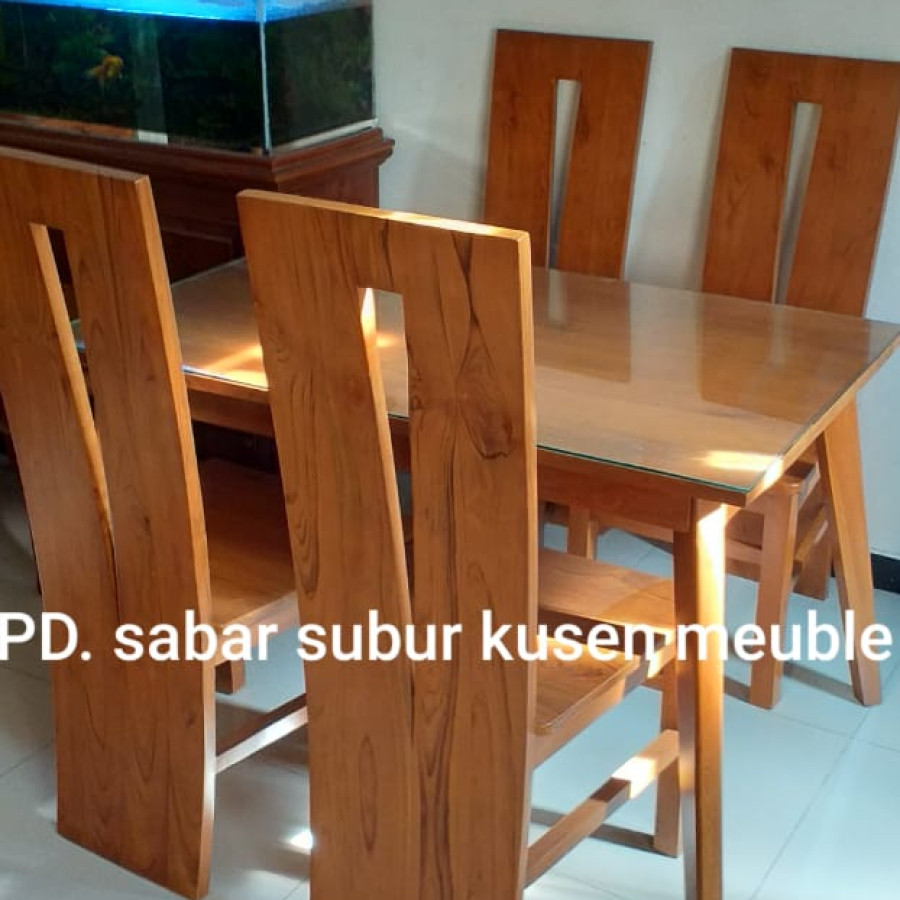 Meja Makan 4 Kursi