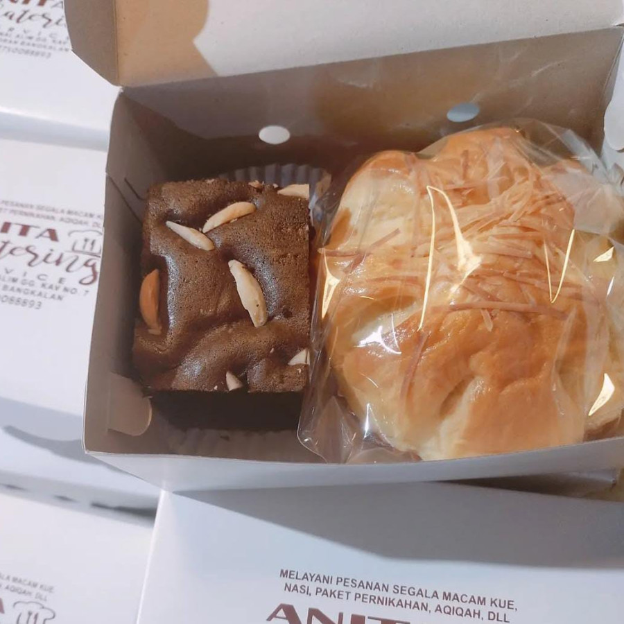 kue bronis dan roti keju