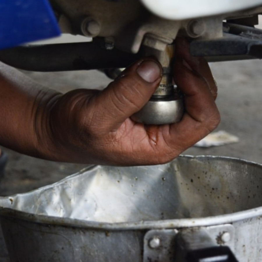 Jasa ganti oli mesin motor