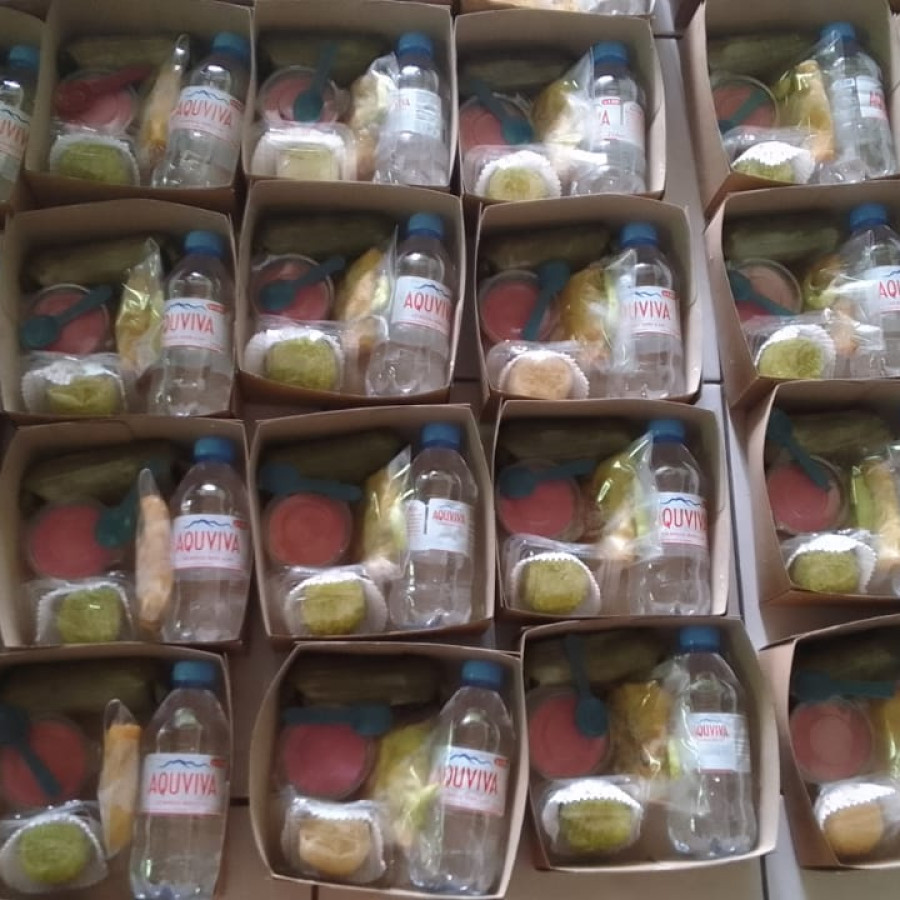 Snack / camilan dus + air mineral - depan