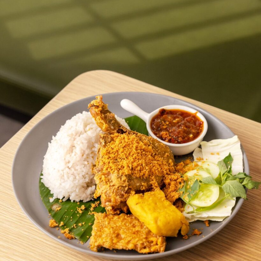 Nasi ayam kremes