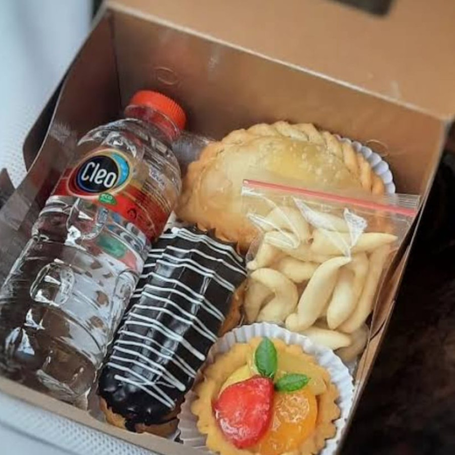 KUE KOTAK ISI 3 BISA MANIS DAN ASIN+AIR MINERAL BOTOL MINI