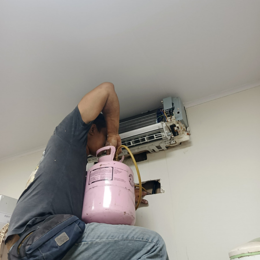 Pemeliharaan AC (3 unit) dan Saluran Pembuangan Air AC Balkesmas Semarang - depan