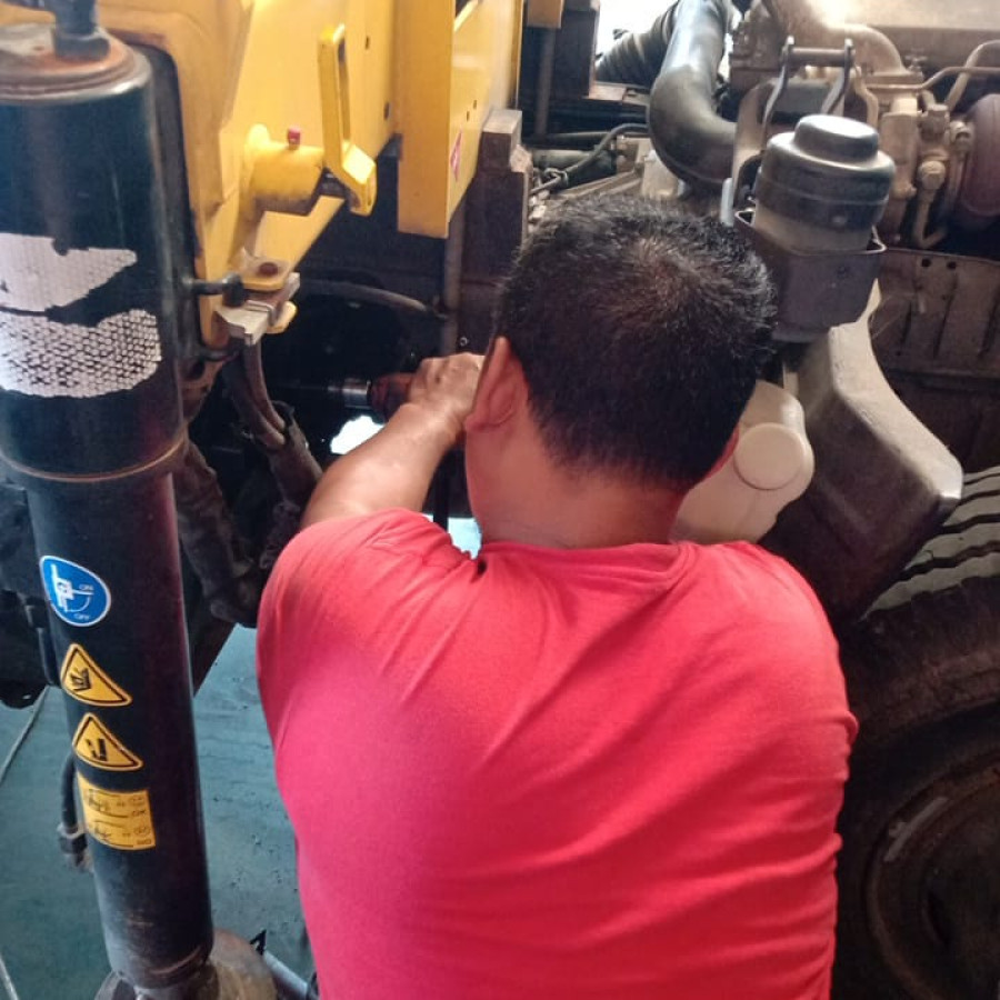 Pemeliharaan / Perawatan Kendaraan Bermotor Roda 6 Ringan - samping