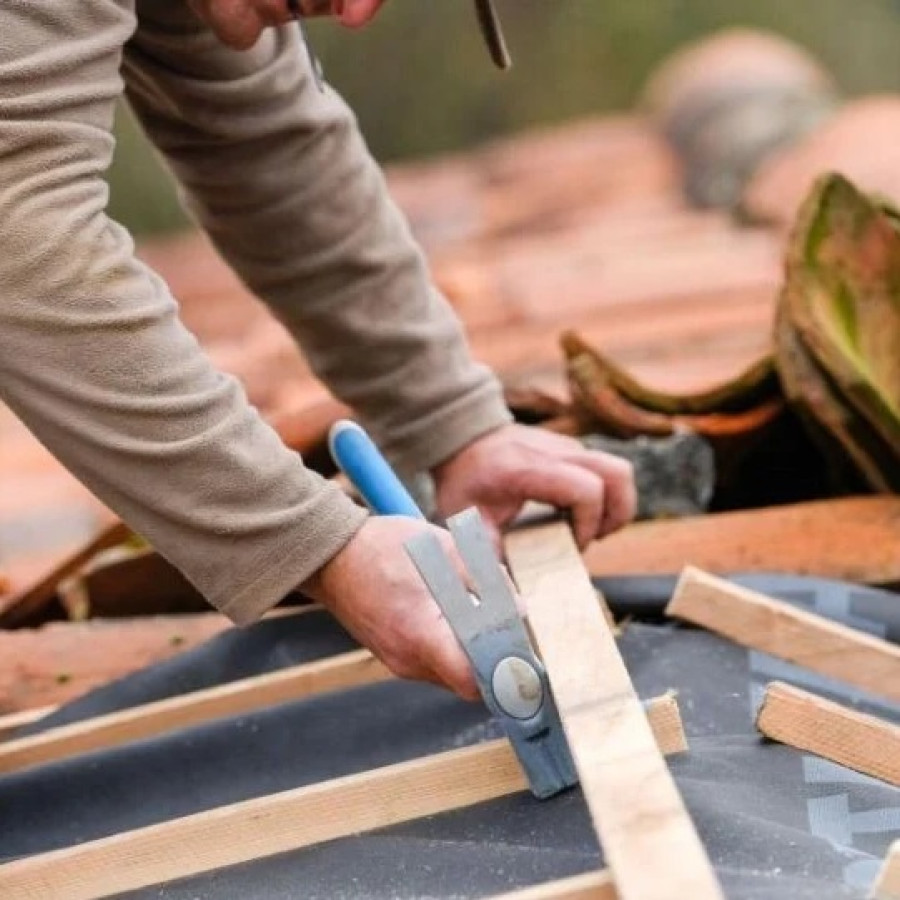 Pekerjaan Perbaikan Atap kayu