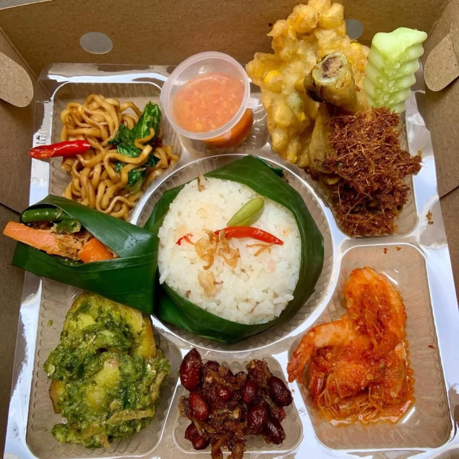 Nasi kotak daging ayam udang