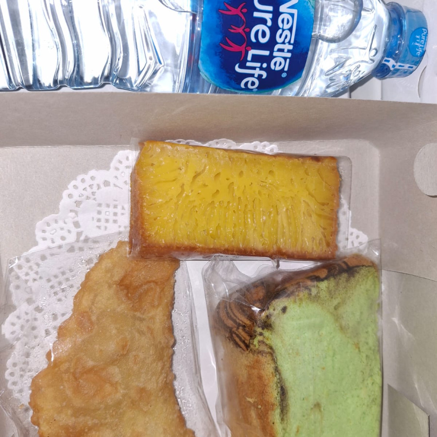 Pastel, roti pandan, prol tape