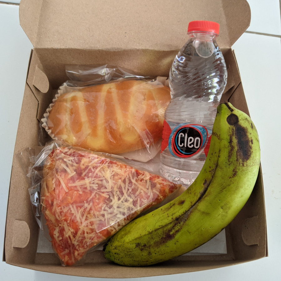 Paket kue dan minuman