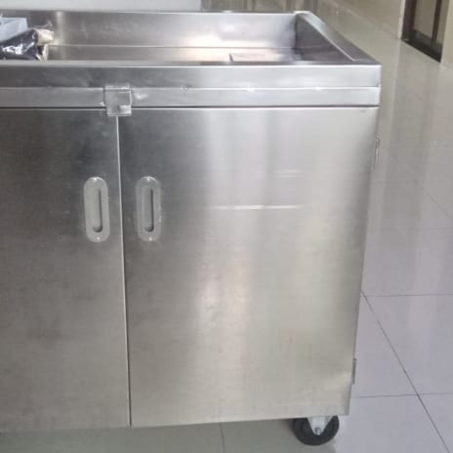 Trolley barang tertutup