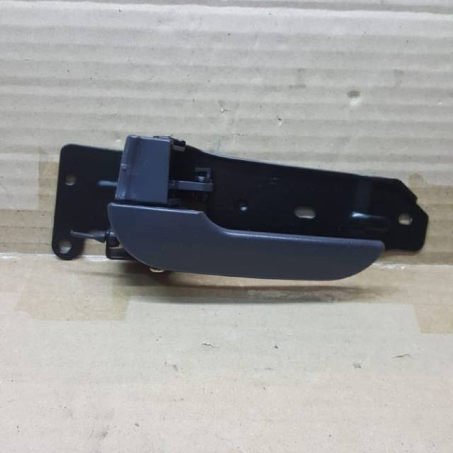 1PC HANDLE LUAR DEPAN LH MERK HYUNDAI TRAVELO