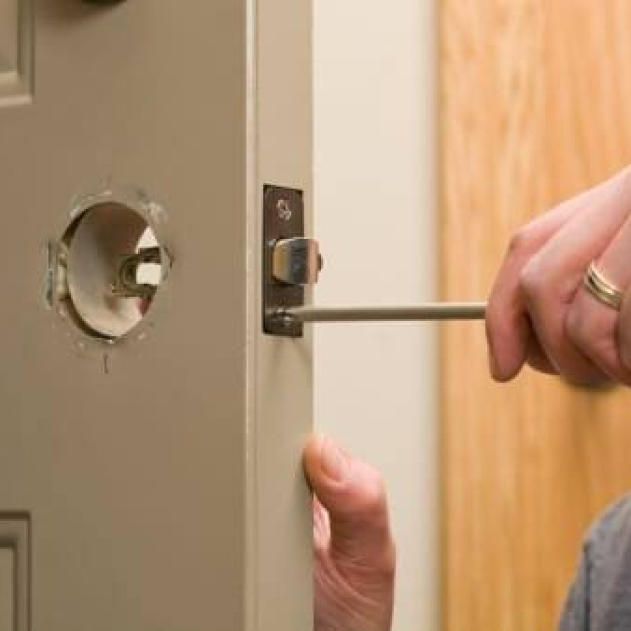 Jasa pemasangan handle pintu  dan accesoris