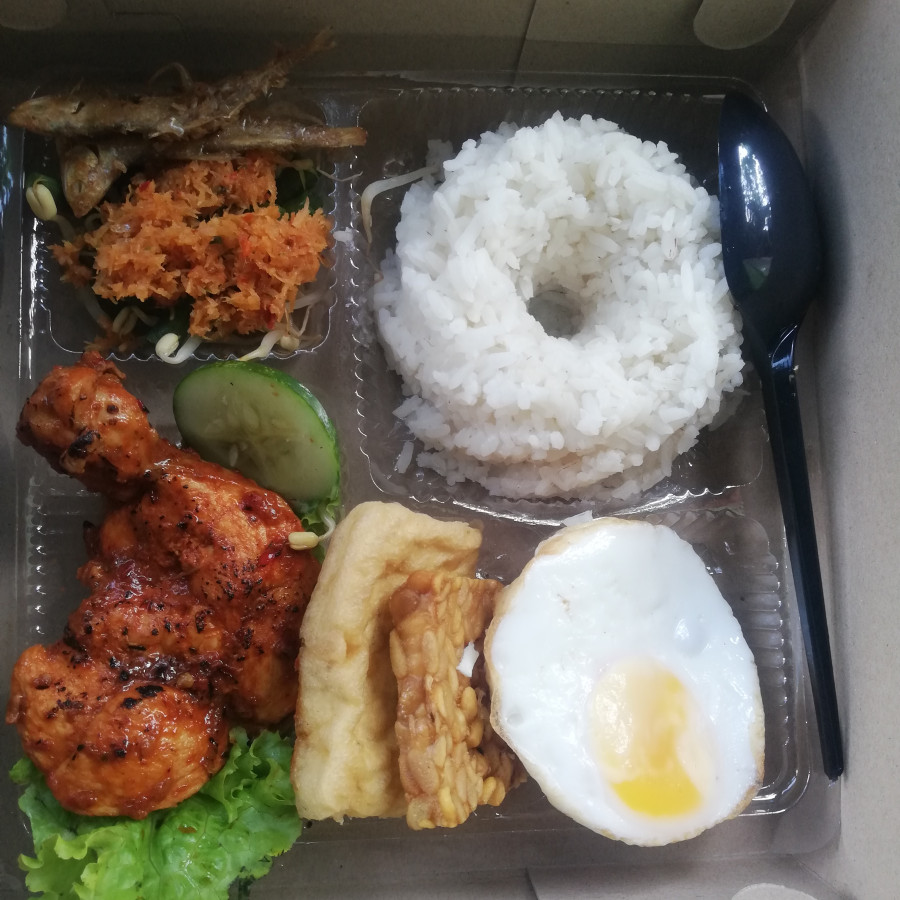 Nasi kotak untuk konsumsi acara - samping