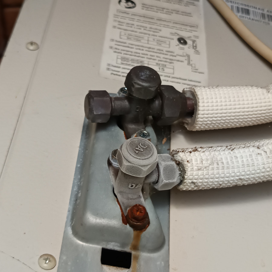 PENGERJAAN  BONGKAR PASANG AC DAIKIN 2 PK R. KACA KE LITBANG LT 1 - utama