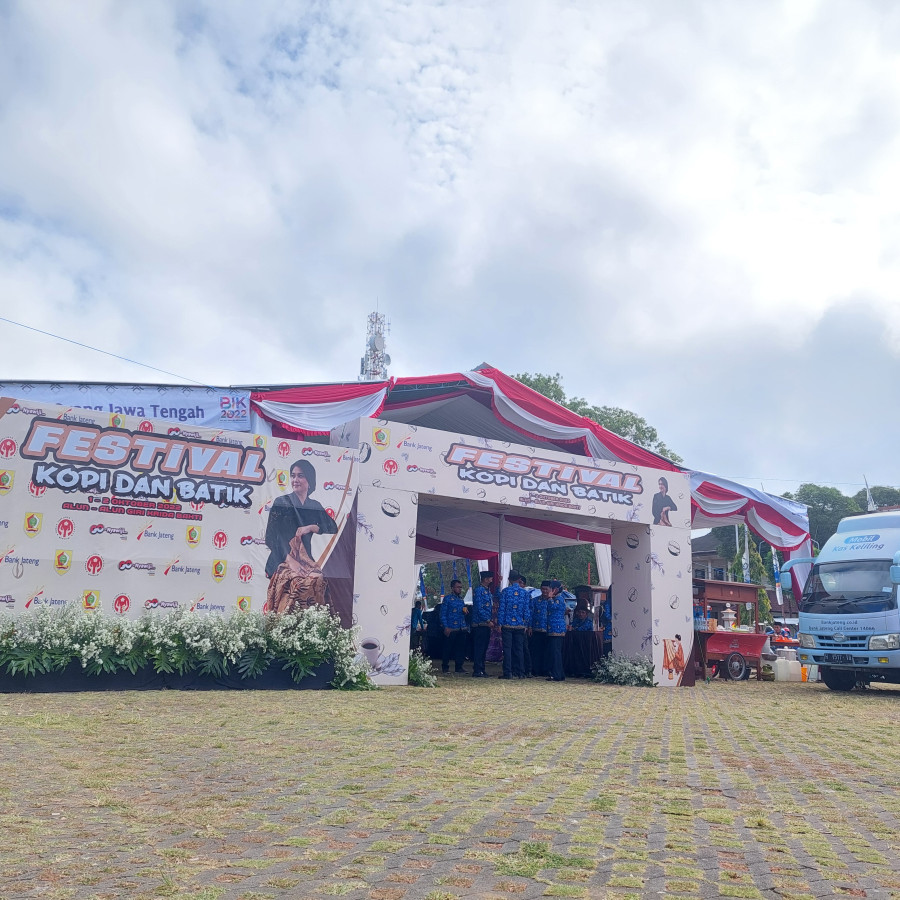 Penyelenggaran Pameran Hari Batik dan Kopi - samping