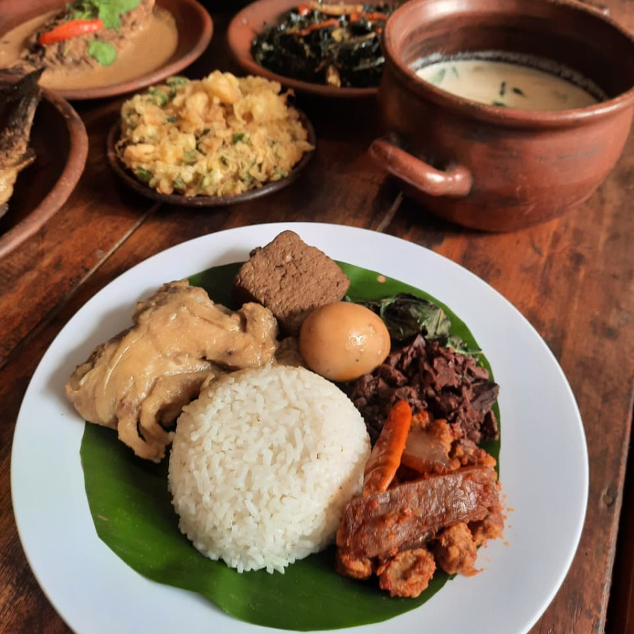 paket prasmanan gudeg krecek areh, telur utuh, ayam suwir - detail