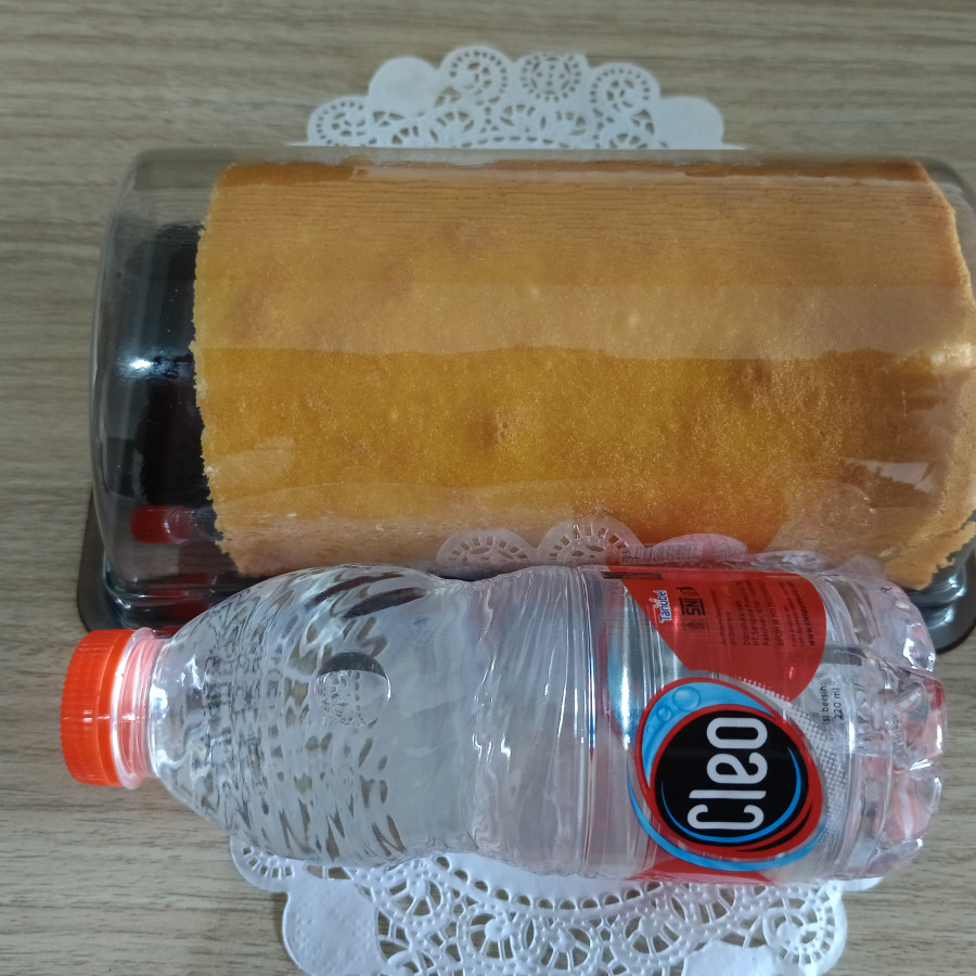 Roll cake dan minum