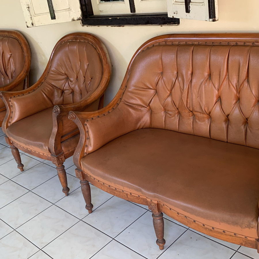 Ganti kulit dan plitur sofa