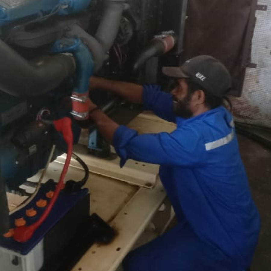 Service genset Perkins 135 penggantian Fuel Pump - samping