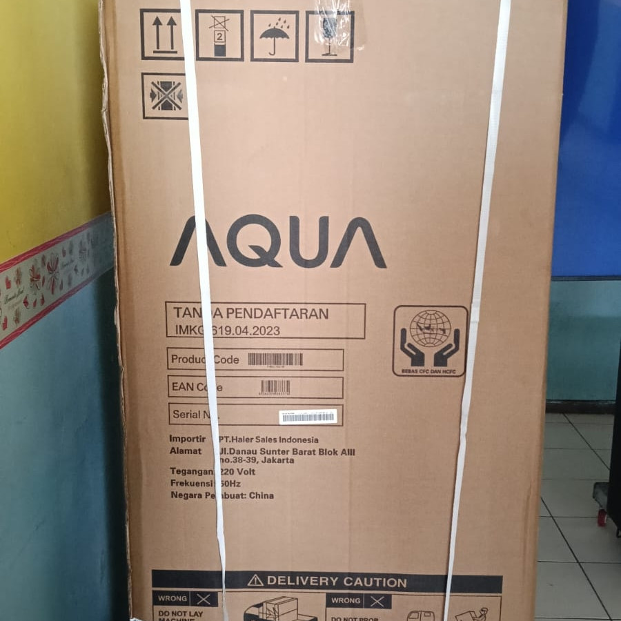Showcase/Chiller Aqua 4 Rak - depan