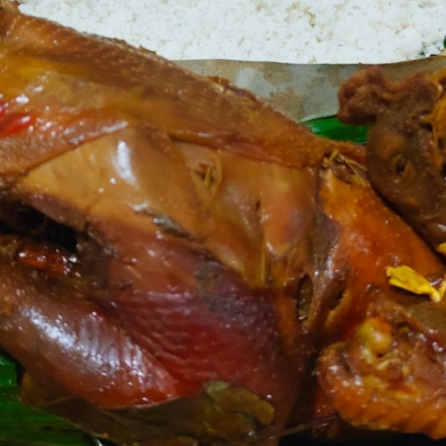 Nasi tumpeng dan Ingkung ayam - detail