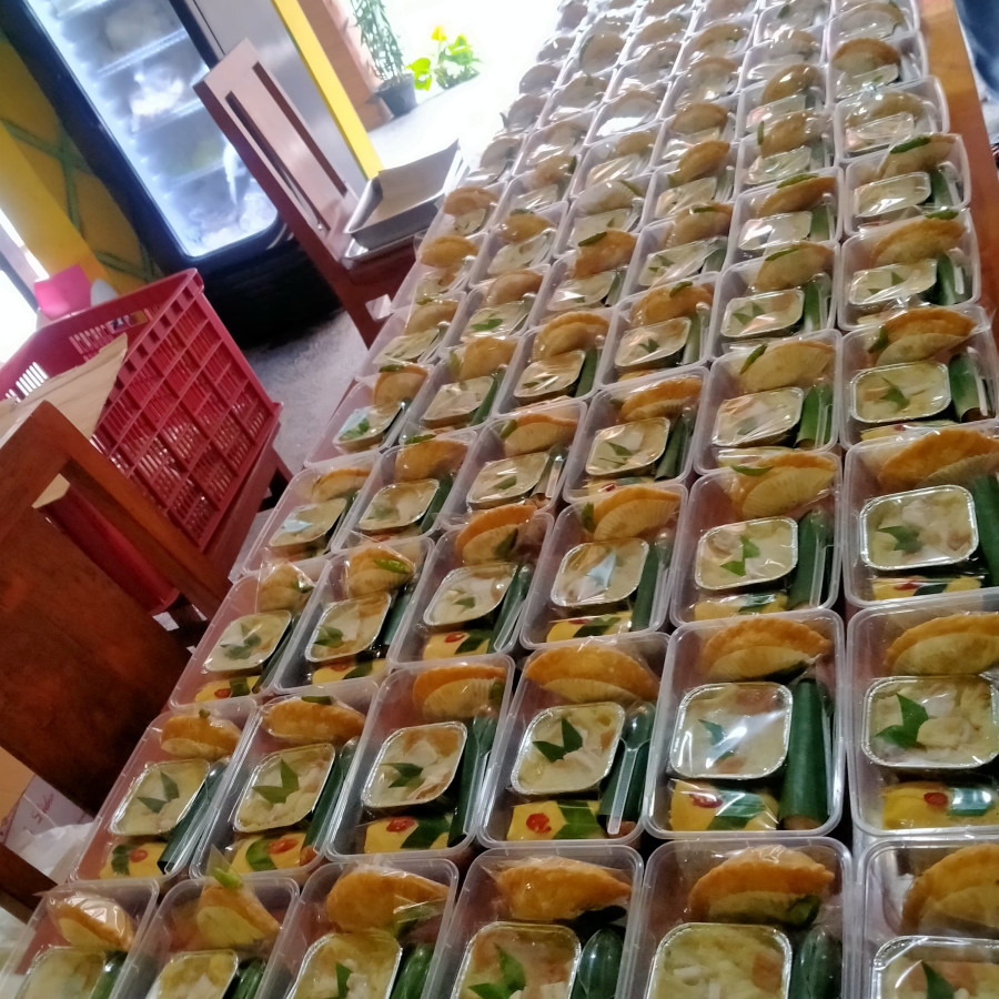 Mbak Ari Paket Snack - samping