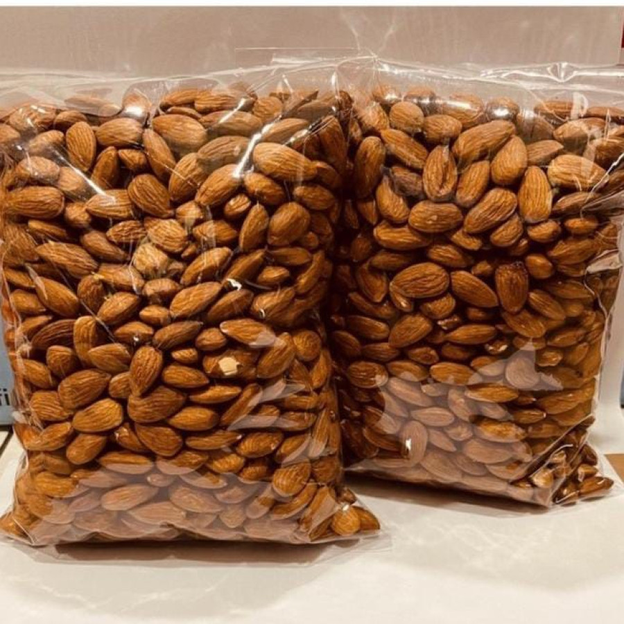 Kacang almond panggang - samping