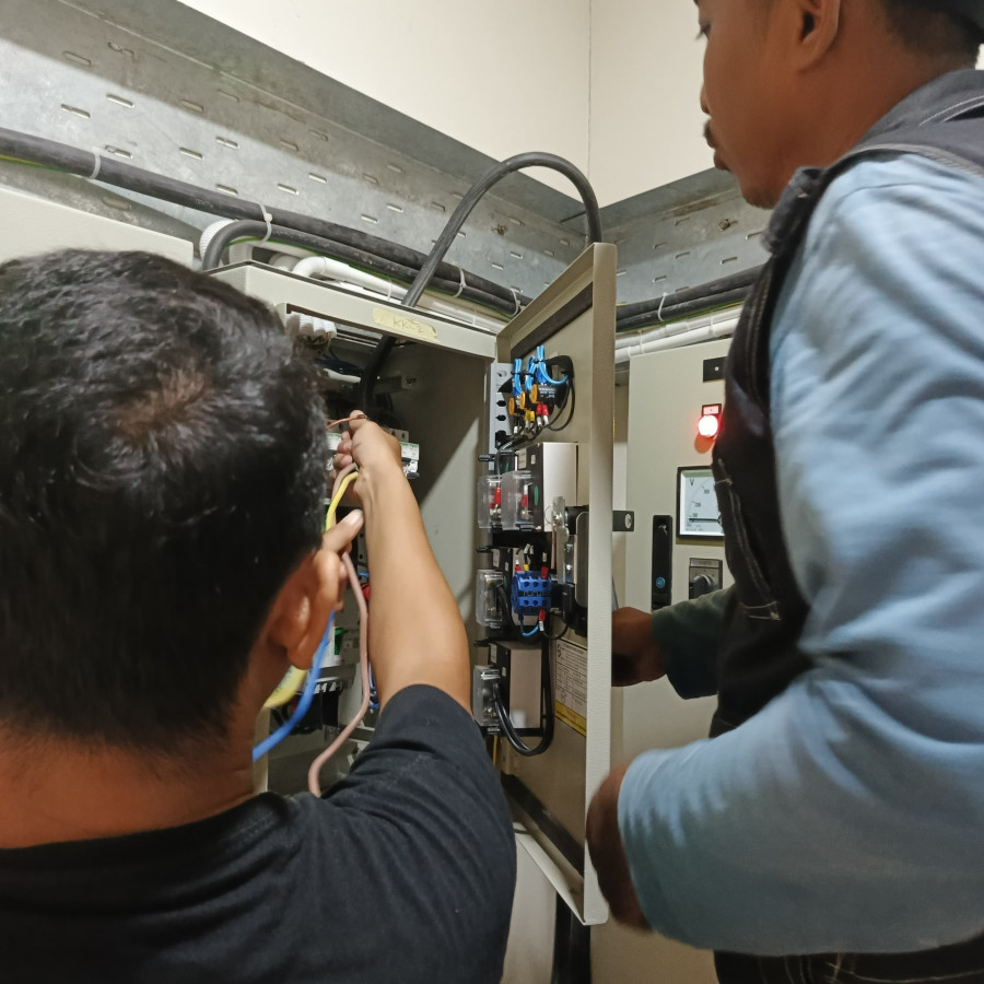 Pemeliharaan Jaringan Listrik (Pemasangan Jaringan Listrik Ke Panel UPS) - depan
