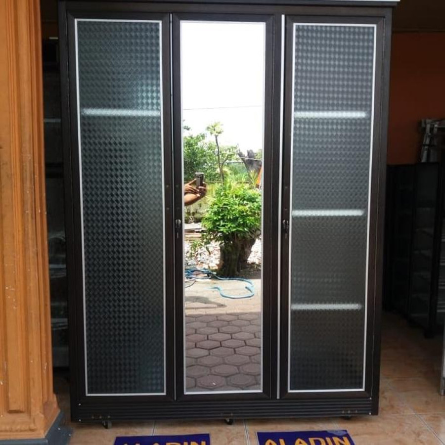 Lemari Etalase Bahan Aluminium dan kaca - utama