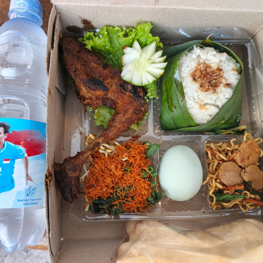 nasi kotak + air mineral - depan