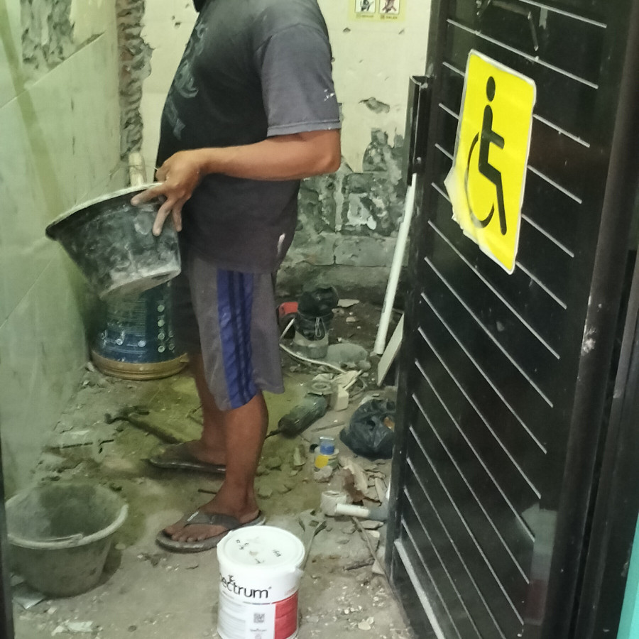 Pek. Bongkaran keramik dinding dan pembuangan per m2