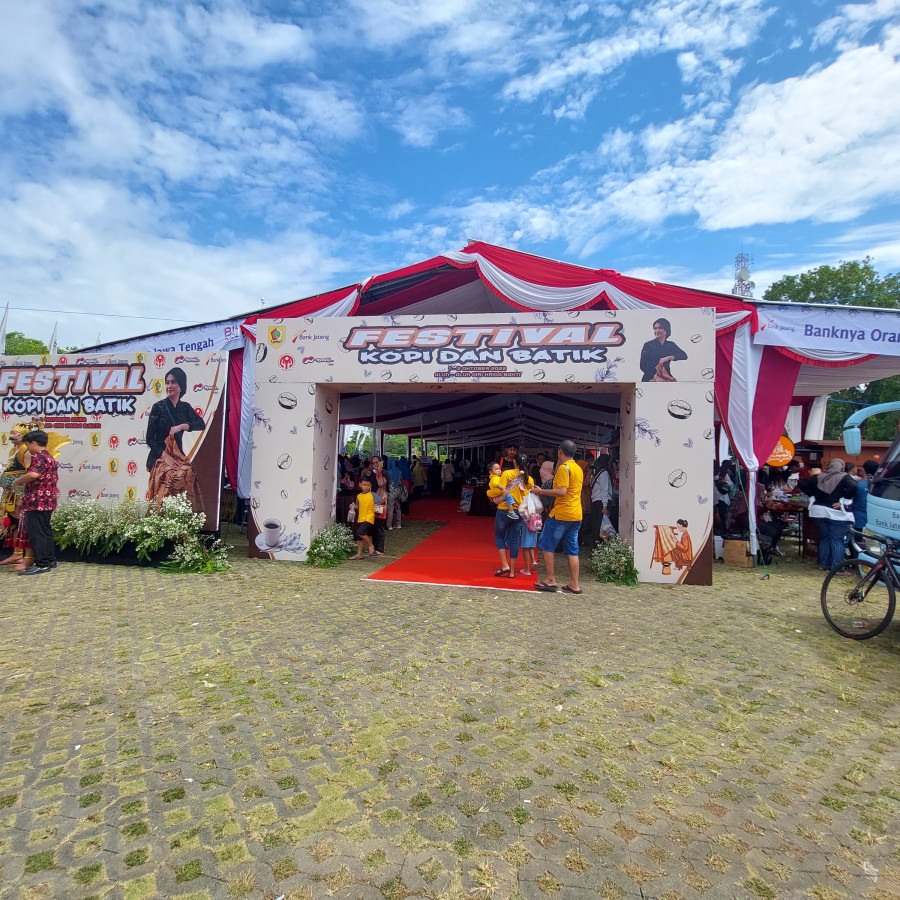 Penyelenggaran Pameran Hari Batik dan Kopi - depan