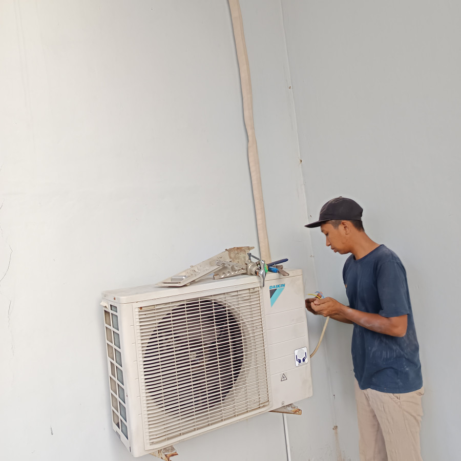 PENGERJAAN  BONGKAR PASANG AC DAIKIN 2 PK R. KACA KE LITBANG LT 1 - depan