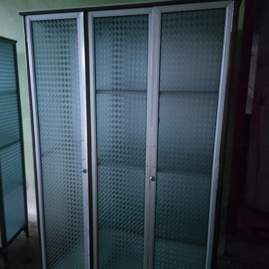 Lemari Etalase Bahan Aluminium dan kaca - samping