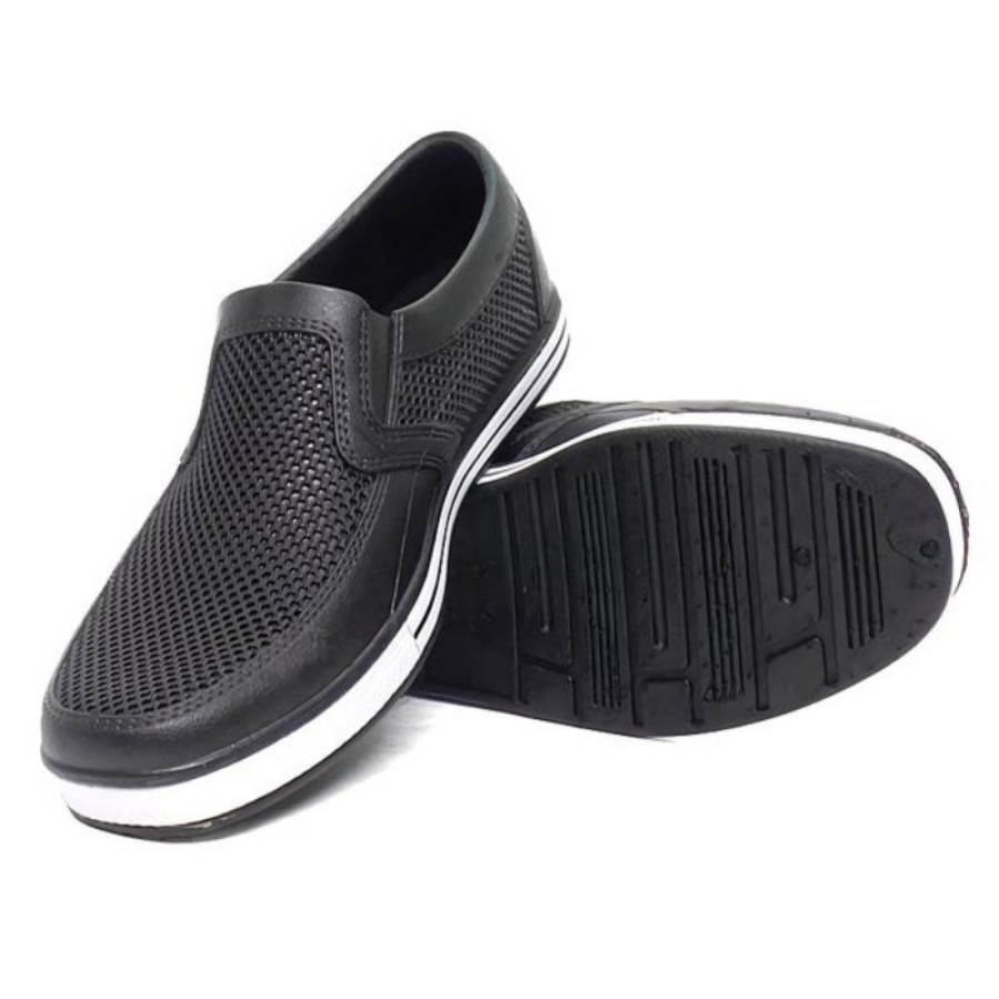 Sepatu Tahan Air
