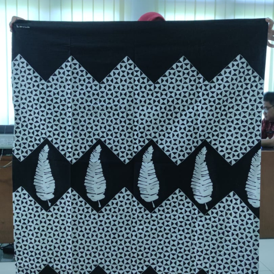 Kain sutra De Youl warna hitam putih
