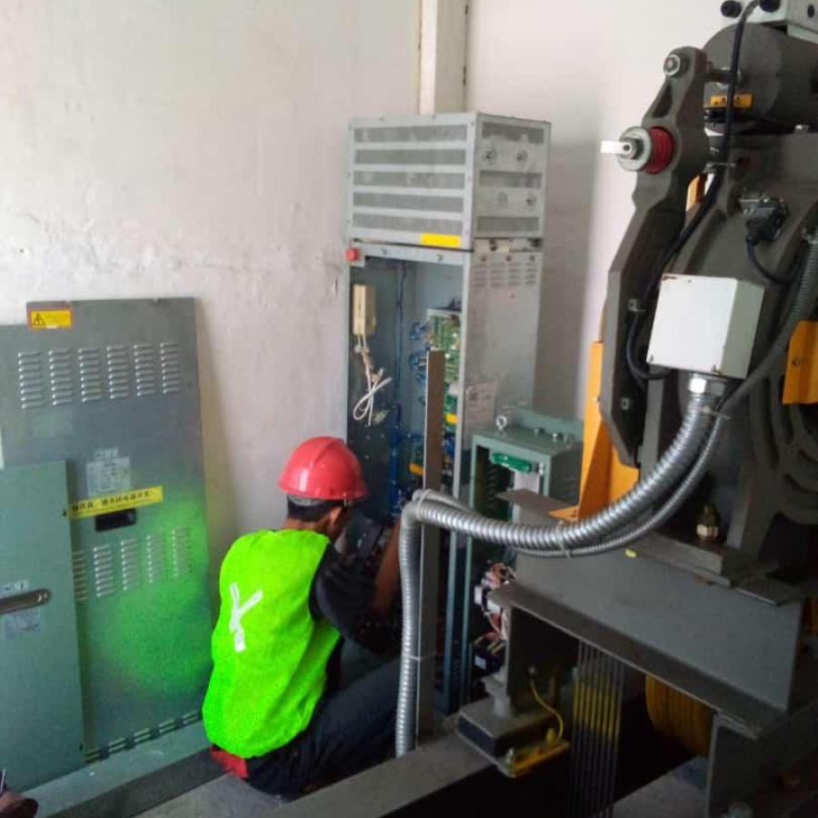 Perbaikan dan Penggantian Sparepart Lift. Modernisasi Control Panel - samping