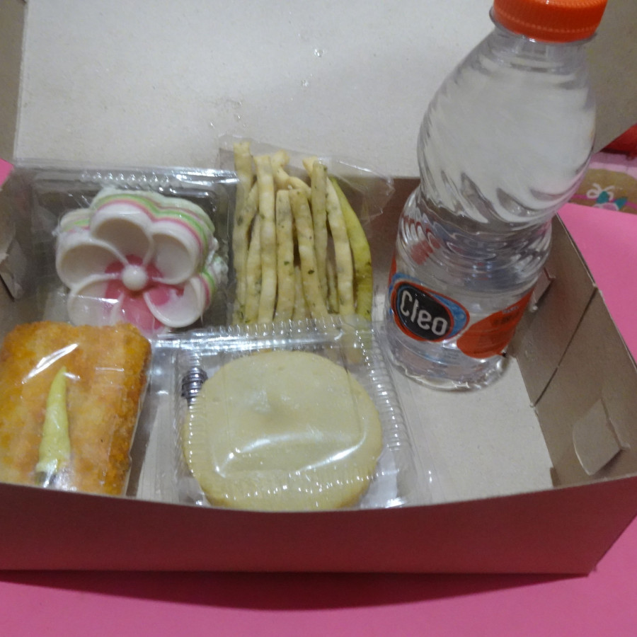 Snack Kotak Yaya Berkah Empat Macam dan Air Mineral - depan