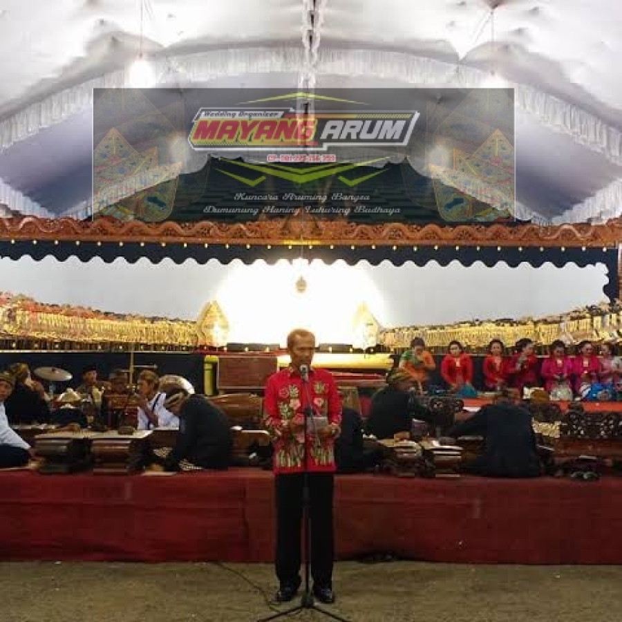Wayang kulit dengan dalang lokal - depan