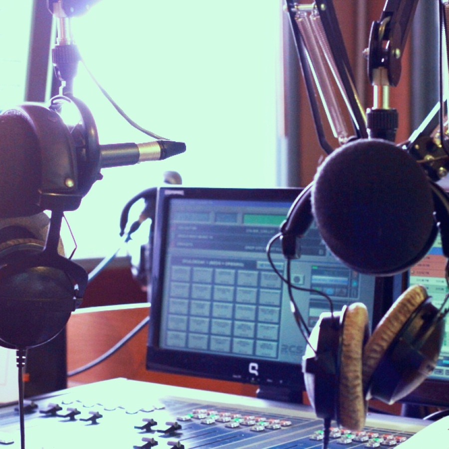 PEMBERITAAN PARLEMENTARIA MELALUI MEDIA RADIO - depan
